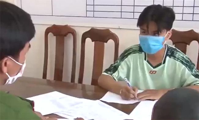 Tại đây, Duy thấy chiếc tủ, dùng tay mở nhưng không được. Duy quay lại phòng khách và đi theo đường luồng xuống nhà dưới. Lúc này, ông T. trong phòng đi ra thấy Duy và hỏi “mi đi đâu đó?”. Duy vờ nói “vô xin nước”. Ông T. nói lại “không nước non chi hết” nhưng Duy không chịu đi. Ông T. nói tiếp “răng (sao) mi dai (lì) vậy” rồi dùng chân đạp vào bên phải người Duy. (Ảnh: VTV) 