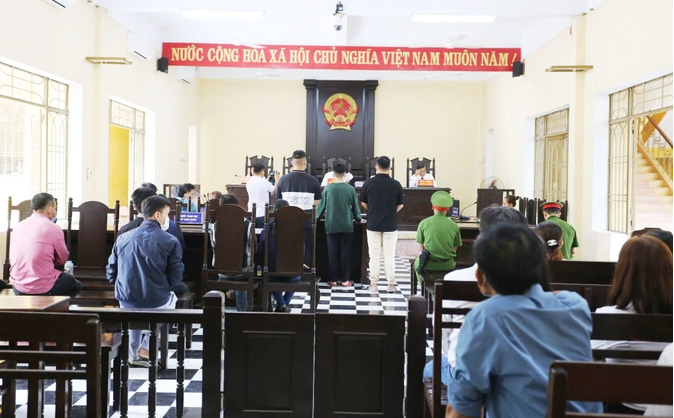 Ngày 11/8/2022, TAND tỉnh Quảng Nam mở phiên xét xử sơ thẩm bị cáo Nguyễn Trung Tạ Bảo Duy về tội giết người và cướp tài sản. HĐXX nhận định hành vi của Duy vô cùng nghiêm trọng, nhưng thời điểm gây án chưa đủ 16 tuổi nên đã tuyên tổng hình phạt 12 năm tù về hai tội. (Ảnh: Dân Trí)