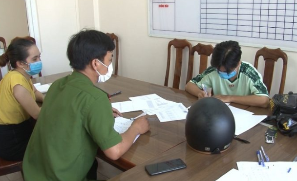 Duy vứt lại con dao, lên xe máy bỏ đi. Trên đường về nhà, Duy thấy điện thoại vừa cướp có cuộc gọi đến, sợ bị phát hiện nên đã vứt xuống hồ. Qua hôm sau, Duy lấy lý do đang bị nhiều người đòi nợ và nhờ cha chở lên nhà nội ở xã Tiên Sơn (huyện Tiên Phước, Quảng Nam) ở, đến ngày 19/7 thì bị cảnh sát bắt giữ. (Ảnh: ĐTHQN) 