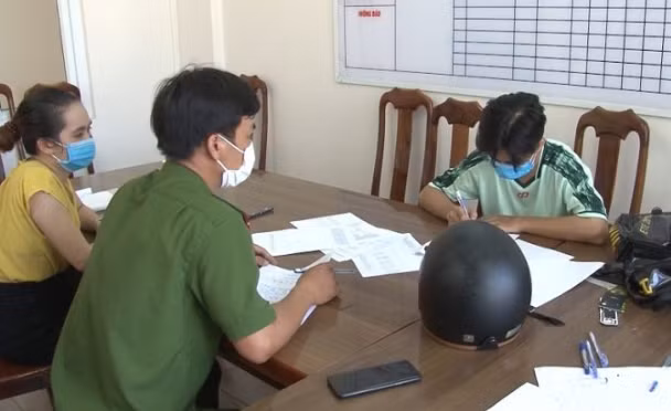 Duy vứt lại con dao, lên xe máy bỏ đi. Trên đường về nhà, Duy thấy điện thoại vừa cướp có cuộc gọi đến, sợ bị phát hiện nên đã vứt xuống hồ. Qua hôm sau, Duy lấy lý do đang bị nhiều người đòi nợ và nhờ cha chở lên nhà nội ở xã Tiên Sơn (huyện Tiên Phước, Quảng Nam) ở, đến ngày 19/7 thì bị cảnh sát bắt giữ. (Ảnh: ĐTHQN) 