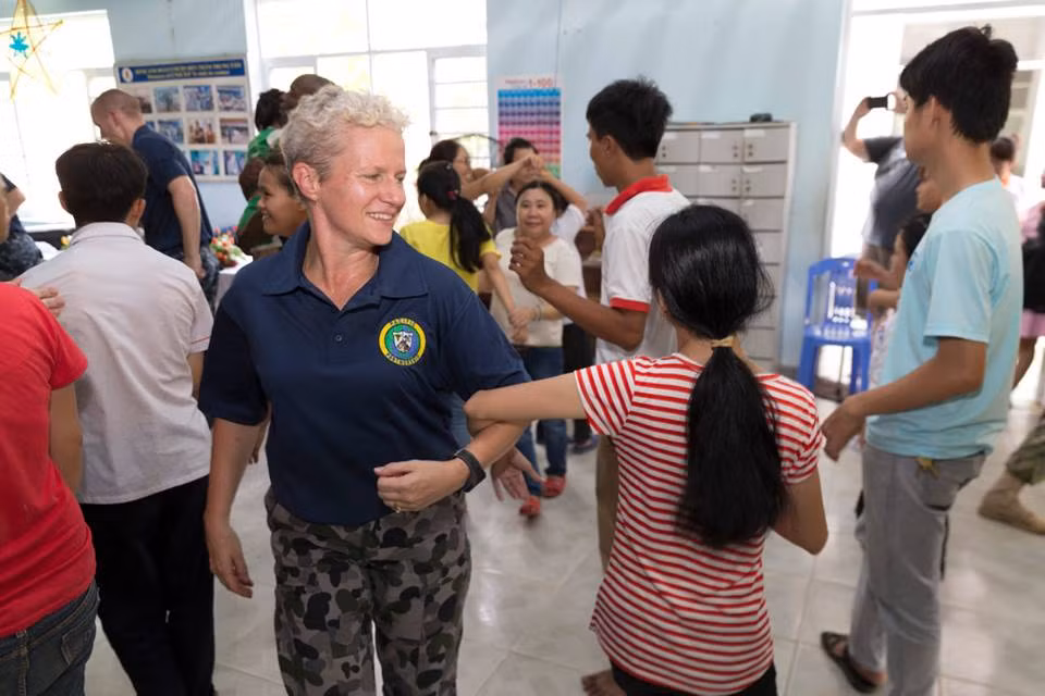 Nu quan nhan cua Luc luong Quoc phong Australia tham Viet Nam-Hinh-4