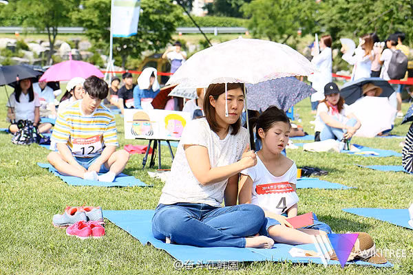 Vì ngồi dưới trời nắng, nhiều người đã cẩn thận mang cả ô đi để có thể cầm cự lâu nhất. Họ thực sự muốn tham gia cuộc thi để được giải phóng khỏi sự quá tải thông tin từ những thiết bị điện tử hiện đại và tận hưởng khoảng thời gian không phải suy nghĩ gì cả. (Nguồn Sina)