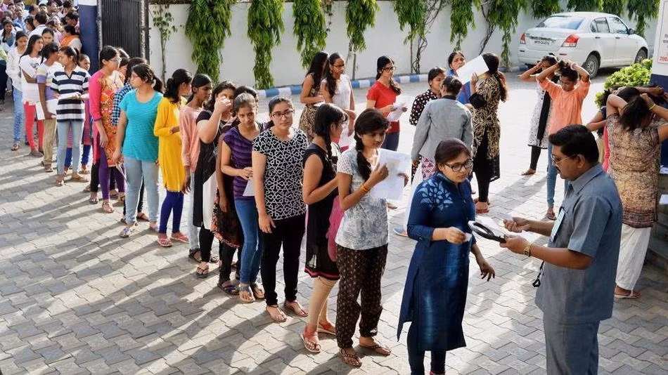 Trước đó, nữ sinh này cũng bị yêu cầu phải thay quần áo vì những thí sinh tham dự kỳ thi không được phép mặc quần áo sẫm màu. Tuyệt vọng, nữ sinh cùng mẹ của mình đã đến một cửa hàng gần đó để mua quần. Sau khi trót lọt, cô gái trẻ tiếp tục gặp rắc rối khi bước chiếc máy dò kim loại. (Nguồn Sina)