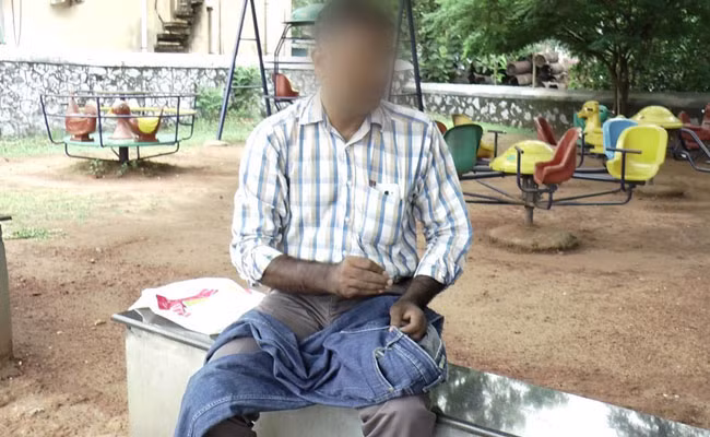 Trong ảnh là một người bố đang chia sẻ câu chuyện phải giật phăng chiếc cúc quần của con gái, sau đó chạy đi mua cho cô bé một chiếc váy để cô bé có thể bước vào phòng thi. (Nguồn Sina)