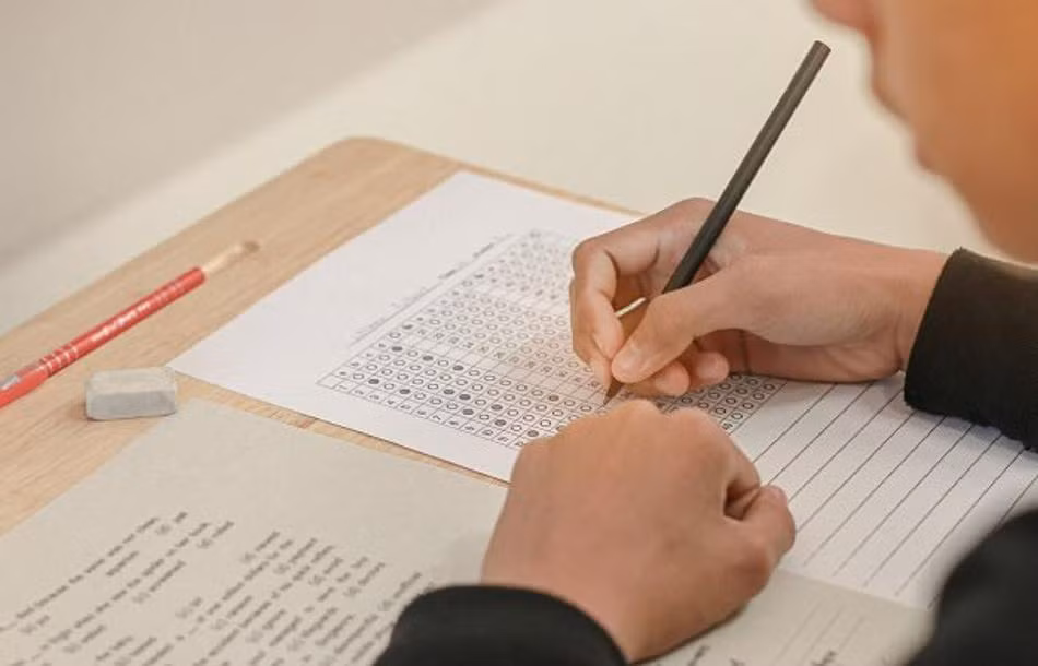 Tuy nhiên, ông cho biết, để ngăn chặn các hình thức gian lận trong thi cử ngày một tinh vi, trường luôn thực hiện nghiêm túc các quy định. Khi máy kêu, tất cả học sinh đều phải gỡ bỏ những vật mang theo là kim loại, không một ai có ngoại lệ. (Nguồn Sina)