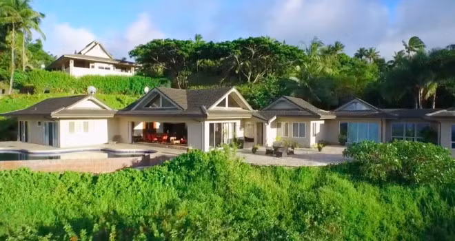 Hang cong nghe thue biet thu Hawaii cho nhan vien nghi duong