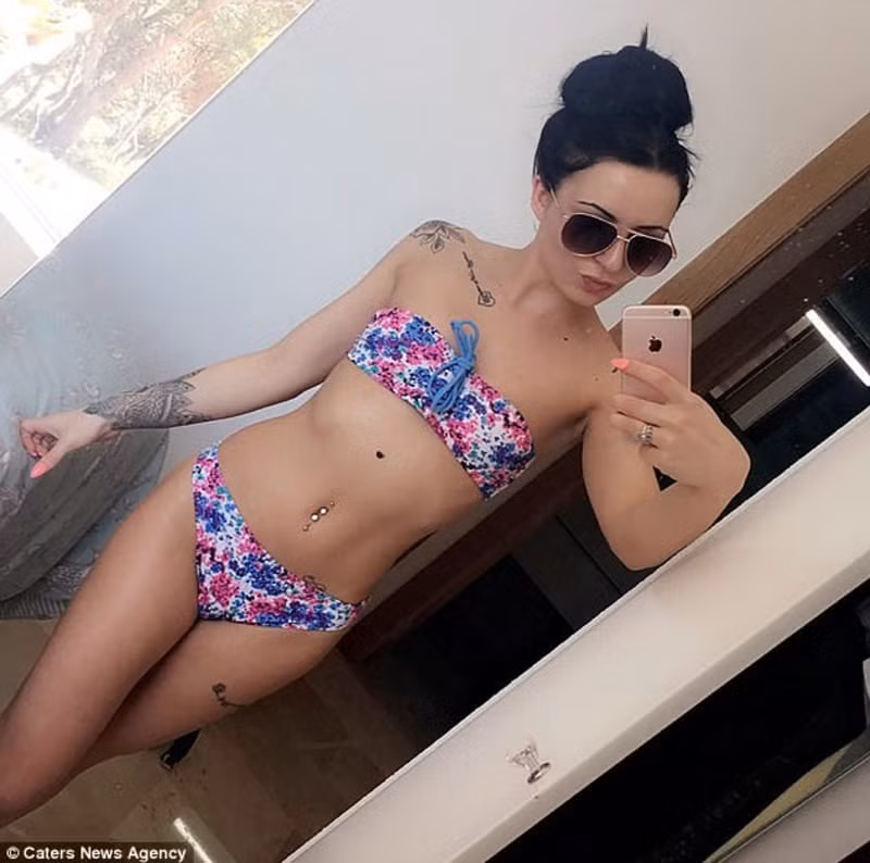 Cham chi chup anh tu suong mac bikini, co gai thoat chet ngoan muc