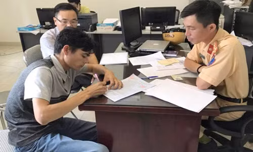 Tai xe lai taxi day CSGT lui tren pho bi phat 3,2 trieu dong