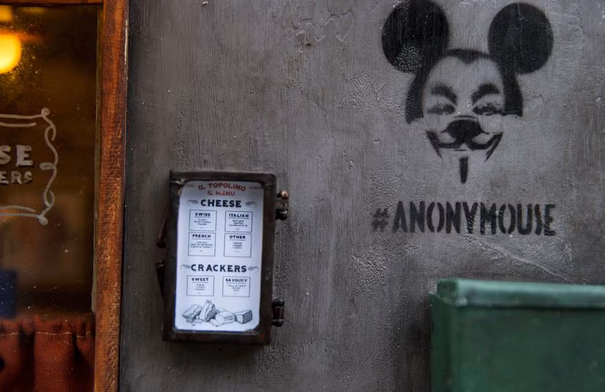 Trên tường bên cạnh cửa hàng còn có ký hiệu của Anonymouse, nhái lại ký hiệu của tổ chức hacker tự do lớn nhất thế giới là Anonymous. (Nguồn Bored Panda)