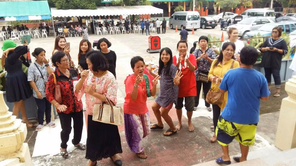 Mới đây, một đám tang lạ lùng diễn ra ở tỉnh Chon Buri, một tỉnh miền Đông Thái Lan đang gây xôn xao dư luận, không phải vì quá hoành tráng, không phải vì quá ghê rợn mà bởi vì quá kỳ quái. Thông thường, trong đám tang, người người sẽ mặc áo tối màu và khóc than, đau khổ, cả đám tang toàn nước mắt. Tuy nhiên, đám tang này lại ngược lại, được tổ chức vui nhộn chẳng khác nào một đám cưới. (Nguồn Sina)