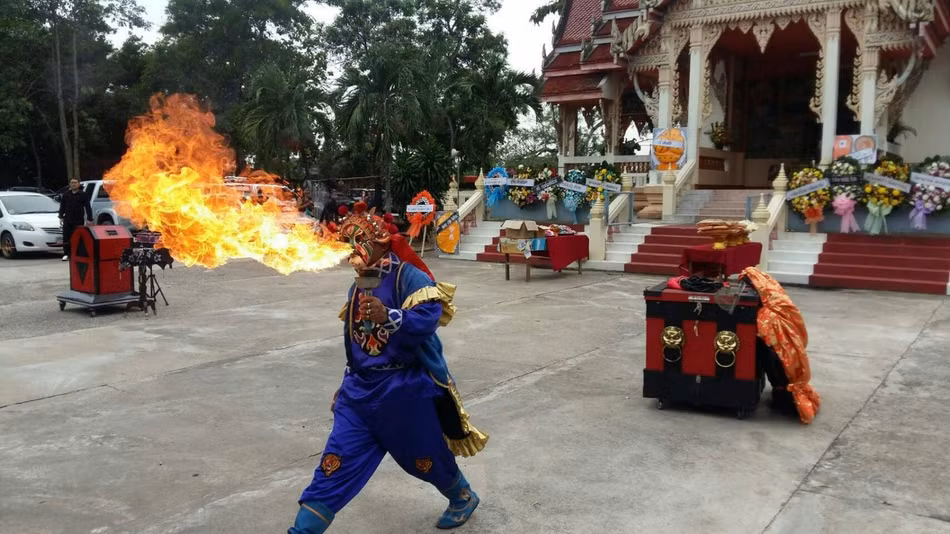 Sau khi ông mất, đám tang được tổ chức tại một ngôi đền địa phương. Trái với không khí đau thương vốn nên có của một đám tang, vợ của ông mời một đoàn tạp kỹ về diễn hài, diễn xiếc, cười nói vui vẻ. Bạn bè, thân nhân trong gia đình đến dự đám tang đều mặc trang phục với màu sắc rực rỡ, cùng nhau ca hát, nhảy múa tưng bừng. Người không biết còn tưởng nơi đây đang tổ chức lễ hội. (Nguồn Sina)