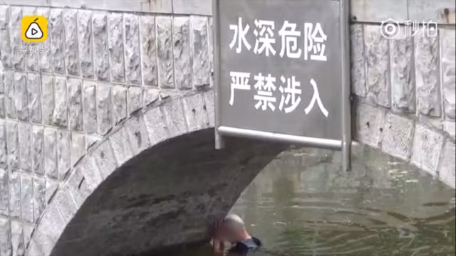 Chẳng ngờ khi nhảy xuống, mực nước chỉ đến ngực, khiến anh chàng muốn chết cũng không thể. Khi nhận ra, ngay cả tử thần cũng từ chối, không chịu thu nhận mình, chàng trai khóc to dưới chân cầu rồi rơi vào trầm mặc. (Nguồn Shanghaiist)