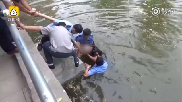 Sau khi nhảy cầu tự tử bất thành vì nước quá nông, chàng trai được khuyên giải và có lẽ sẽ biết trân quý sinh mạng cha mẹ trao cho mình hơn. (Nguồn Shanghaiist)