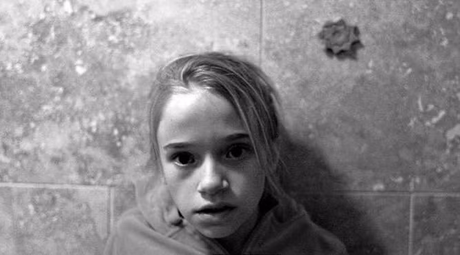 Để điều tra rõ chân tướng, Mark Holste đã phá cửa ngôi nhà và bước vào trong. Tuy đã chuẩn bị tâm lý nhưng những gì mà viên cảnh sát này nhìn thấy vẫn cực kỳ dọa người. Trên sàn nhà dày đặc phân động vật, đồ ăn thừa và rác thải thì chất đống. Kinh dị hơn, hàng trăm con gián bò khắp nhà. (Nguồn Youthwant)