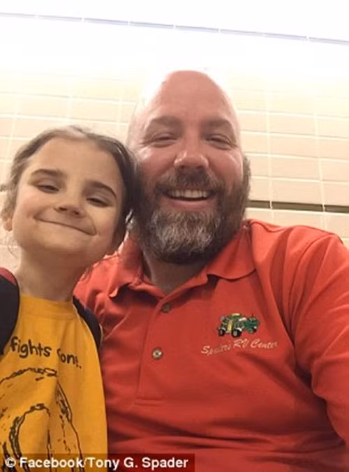 Niu keo hanh phuc cho em gai, nguoi anh lam dieu cam dong nay-Hinh-2