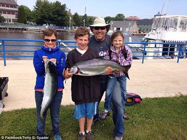 Niu keo hanh phuc cho em gai, nguoi anh lam dieu cam dong nay-Hinh-3