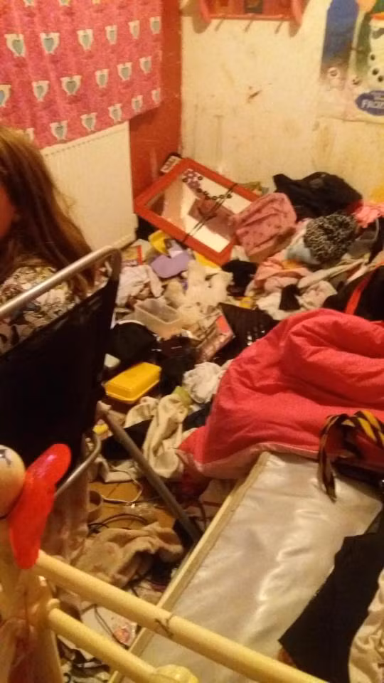 Cô Kay cũng thừa nhận rằng, bây giờ dù có chết cô cũng không dọn dẹp phòng cho các con nữa vì chúng quá bừa bộn. Cô hi vọng hai cô con gái sẽ nhận ra sự cẩu thả của mình và học được cách dọn dẹp. (Nguồn The Sun)