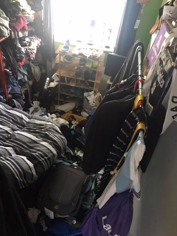 "Tình trạng phòng ngủ của hai con gái tôi lúc nào cũng như vậy, trong suốt nhiều năm qua. Tôi đã cố gắng dọn dẹp cho gọn gàng nhưng bây giờ tôi không làm thế nữa. Bọn trẻ ngủ hay thức hoặc làm gì trong đó thực sự là một điều bí mật". (Nguồn The Sun)