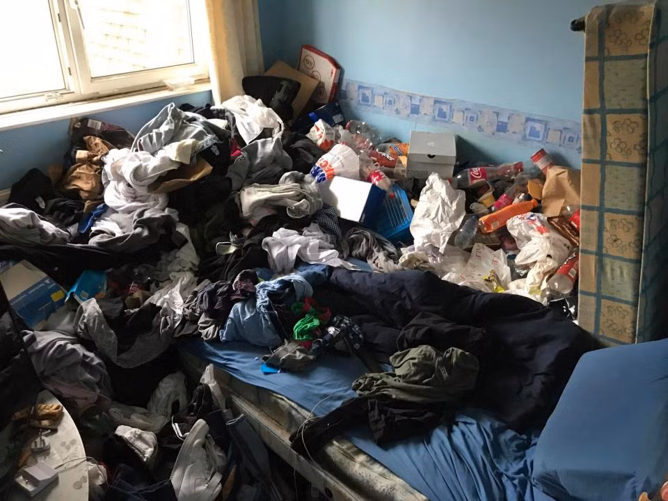 Theo thông tin đăng tải, giải thưởng dành cho cặp chị em có căn phòng ngủ bừa bộn, bốc mùi nhất nước Anh này là một chiếc giường ngủ mới tinh, xinh đẹp. (Nguồn The Sun)