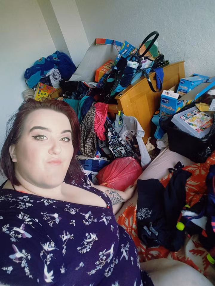 Chia sẻ về kỷ lục kỳ dị hai cô con gái, cô Kay nói: "Đó là ảnh chụp trong phòng ngủ của hai con gái tôi sau khi tôi từ chối dọn dẹp phòng cho các cháu". (Nguồn The Sun)