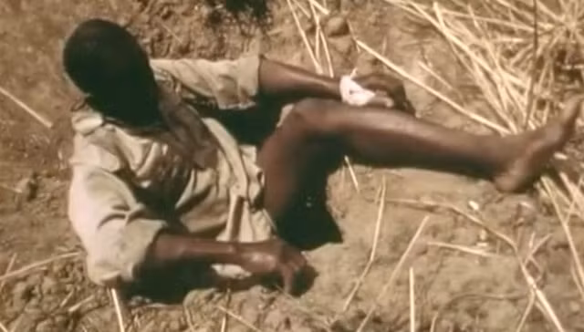 Để câu trăn khổng lồ theo cách dùng chân này, người câu trăn phải đi cùng đoàn đội khoảng từ 3 đến 4 người. Trong đó một người phụ trách làm mồi nhử, hai người còn lại làm nhiệm vụ hỗ trợ.