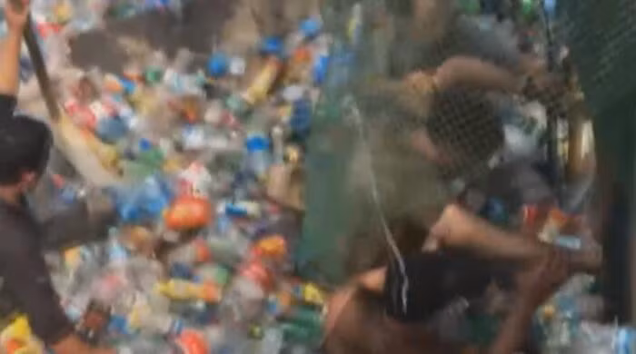 Chuyen la hom nay: Nguoi dan ong suyt chet duoi trong bien chai nhua-Hinh-4