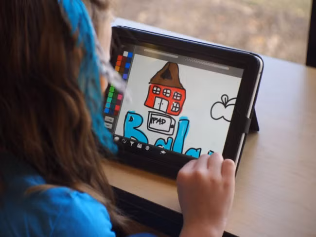 Đáng căm phẫn hơn, gã yêu râu xanh đội lốt họ hàng thân thiết này không chỉ xâm hại tình dục bé gái 9 tuổi mà còn xâm hại cả em gái của bé. Sự việc bắt đầu từ khi bé được khoảng 7 hay 8 tuổi, kéo dài cho đến khi bé gái xem phim khiêu dâm ở trường và bị phát hiện. (Nguồn Viralnova)