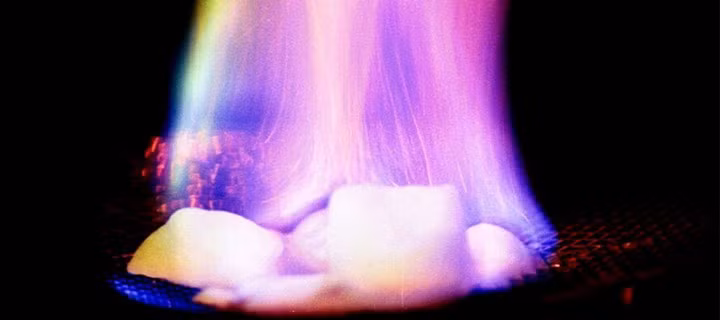 Băng cháy thường tồn tại ổn định trong điều kiện thềm biển sâu ít nhất từ 300m trở lên, các đảo ngầm đại dương và ở các vùng băng vĩnh cửu, dưới dạng thể rắn giống như những trái cầu tuyết nhỏ. (Nguồn Sina)