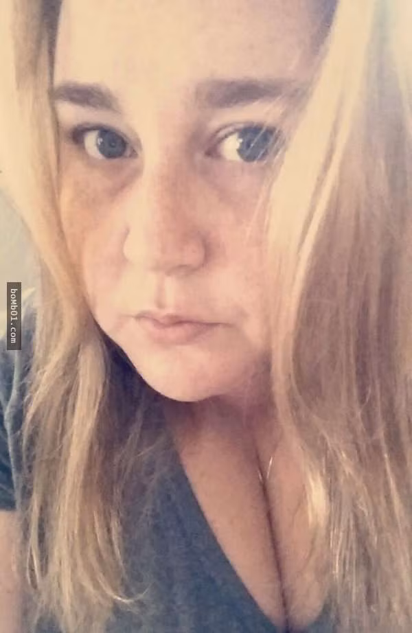 Theo thông tin đăng tải, 13 tuổi, Sarah Sapora, một nữ sinh ở New York, Mỹ tham gia trại hè lần đầu tiên. Tuy nhiên trái với những hy vọng sẽ được trải nghiệm về một mùa hè sôi động, Sarah bị trêu đùa, giễu cợt thậm chí là bị bắt nạt vì béo nhưng dám mặc đồ bơi hai mảnh. (Nguồn Youthwant)