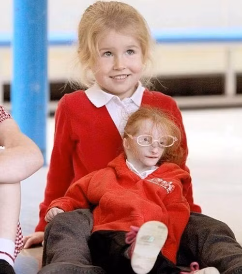 Cá biệt, khi Charlotte ngồi cạnh con thỏ khổng lồ châu Âu, trông cô bé như lạc vào xứ sở cổ tích, nơi con người bị thu nhỏ lại và những động vật bỗng chốc hóa to lớn, khổng lồ. (Nguồn Sina)