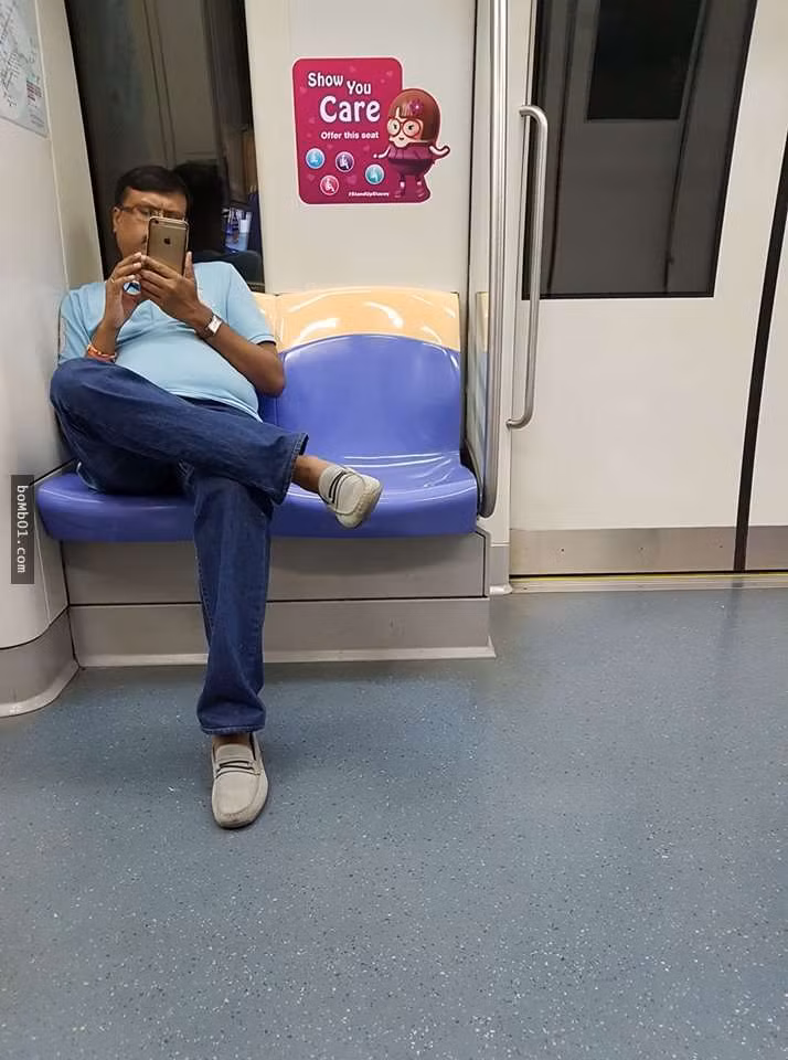 Vo tinh nhin vao kinh tau dien, co gai phat hien dieu dang so