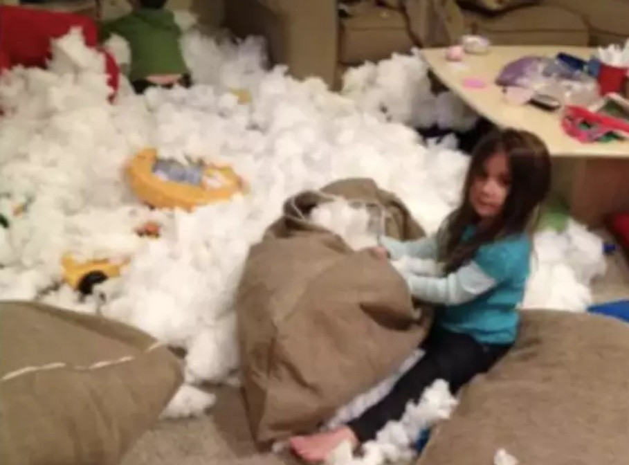 Hết nói với trò nghịch của cô con gái nhỏ. Bé lấy hết bông trong đệm ghế ra vứt tứ tung trong phòng.