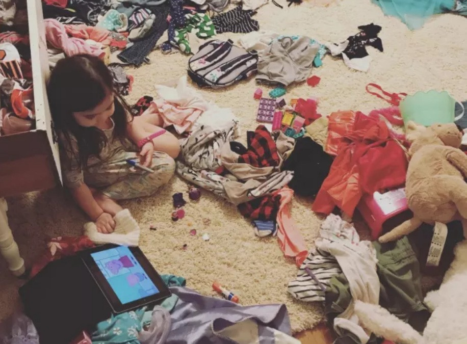 Cảm thấy yên tâm khi trông thấy con nhỏ ngồi chơi ngoan ngoãn, nhưng khi lơ là một chút, bạn nhận trái đắng như này đây. Cả căn phòng trở thành một mớ hỗn độn.