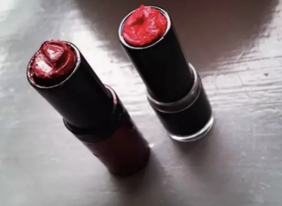 Các thỏi son của mẹ đều bị con đụng tới cả như này.