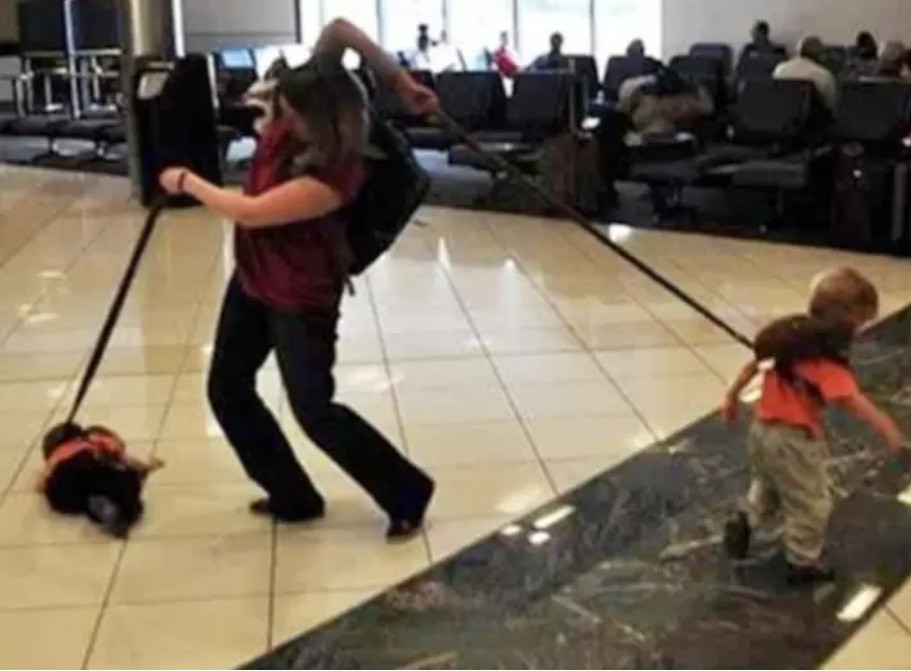 Thật khó để vừa kiểm soát cùng một lúc con nhỏ ưa nghịch ngợm và cún con trên sân bay như này.