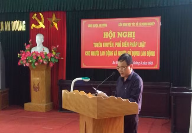 Trao đổi với báo Người Lao Động, ông Cao Xuân Liên, Trưởng Ban Tổ chức Thành ủy Hải Phòng, cho biết ông Nguyễn Trường Sơn có 4 anh em ruột và nhiều con, cháu đang nắm giữ các vị trí quan trọng. Ông Liên cho rằng đây chỉ là... ngẫu nhiên (!?). “Trường hợp ông Sơn thì thuộc Thành ủy Hải Phòng quản lý. Quá trình lấy phiếu tín nhiệm, bổ nhiệm rất bình thường, đúng quy trình” - ông Liên nói. Anh ruột của ông Sơn - ông Nguyễn Thế Son - hiện là Huyện ủy viên, Trưởng Phòng Tài chính - Kế hoạch. Em ruột ông Sơn là Nguyễn Thế Hùng, cũng là Huyện ủy viên, Phó Ban Thường trực Ban Tổ chức Huyện ủy. Em gái của ông Sơn là Nguyễn Thị Thu Hương hiện là Phó Phòng Nội vụ UBND huyện. Ngoài ra, trong gia đình quyền thế này còn có ông Nguyễn Thế Đức (con trai ông Nguyễn Thế Son) đang là Phó Bí thư Đoàn Thanh niên huyện An Dương. Cùng với đó, vợ ông Đức là Phạm Thị Như, chuyên viên Phòng Tài chính - Kế hoạch huyện An Dương. Trước dư luận về việc trên, ông Nguyễn Văn Hoàn, Bí thư Huyện ủy An Dương, khẳng định gia đình ông Nguyễn Thế Sơn có nhiều người “làm quan” không vi phạm những gì luật cấm, không vi phạm quy định về mặt Đảng.