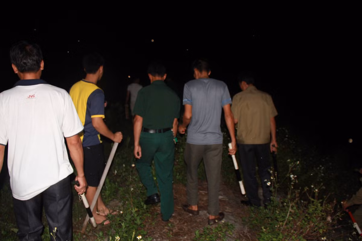 Sau gần 1km lội dưới bùn sâu, tổ công tác phải di chuyển lên trên bờ đê, vì bên dưới mép sông bùn rất sâu, có đoạn ngập đến ngang bẹn nên không thể di chuyển.