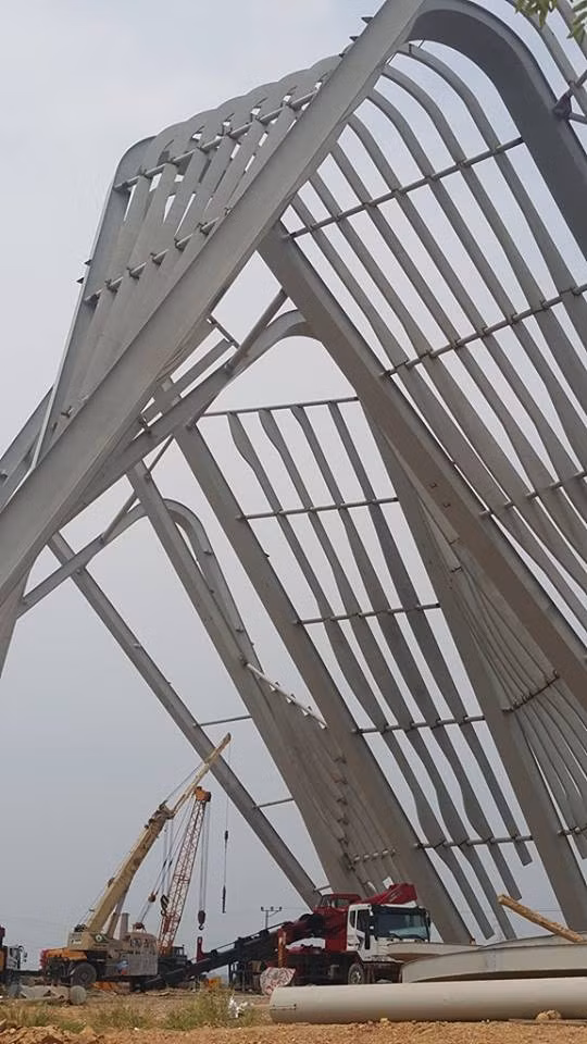 Để làm nên cổng tỉnh Quảng Ninh, nhà đầu tư cũng là đơn vị thi công xây lắp đã phải sưu tầm nhiều tài liệu khoa học, kết hợp với kinh nghiệm xây lắp thực tế, đã tìm ra cách lắp ghép hiệu quả, định vị các khung thép nặng 105 tấn bằng cần cẩu thay giá đỡ. 