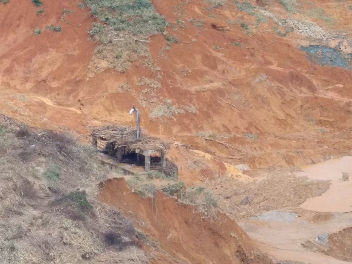 Cảnh ngổn ngang hoang tàn tại nơi xảy ra sự cố.