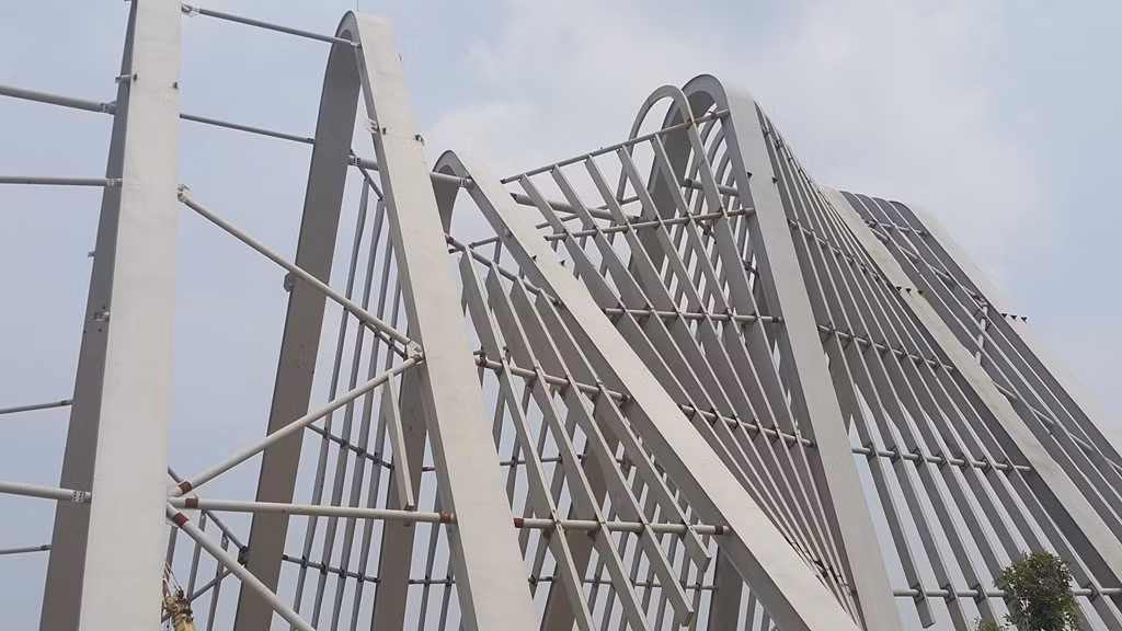 Xen kẽ các trụ chính là 36 nan phụ có thiết kế không giống nhau, tạo dáng hình con rồng.