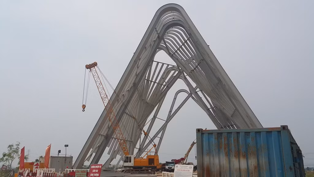 Đây là công trình được đầu tư lớn với số vốn lên đến 198 tỷ đồng (trong tổng số 368 tỷ đồng cho toàn bộ cổng tỉnh và điểm dừng chân tỉnh Quảng Ninh). Số tiền đầu tư cổng tỉnh được huy động từ nguồn vốn xã hội hóa.