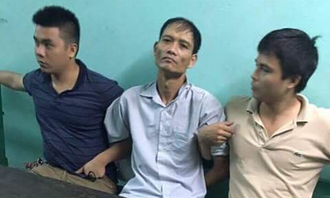 10. Lời khai rợn tóc gáy của nghi phạm gây ra vụ thám sát. Ngay sau khi bắt, tại Cơ quan Công an, Doãn Trung Dũng đã thừa nhận hành vi phạm tội của mình. Hắn khai: Đầu buổi tối 23/9, đến nhà chị Vũ Thị Thanh chơi đến tối muộn, thấy chị Thanh không có nhà, Dũng xin bà Nguyễn Thị Hát (mẹ đẻ chị Thanh) cho ngủ nhờ, bà Hát đồng ý. Tối hôm đó, trong lúc mọi người đi ngủ, Dũng đã lấy ma túy đá ra sử dụng, trong cơn "phê" ma túy hắn đã dùng dao sát hại cháu Phạm Đình Hưng tại giường trong phòng ngủ vì Dũng cho rằng Hưng có "thái độ không tốt" với đối tượng từ buổi tối. Phát hiện cháu Phạm Thu Hà, thấy động tỉnh dậy thì bị Dũng sát hại. Rồi hắn quay về chỗ chiếu nằm ngủ tiếp đến gần sáng, bà Hát cùng cháu Vũ Khánh Huyền tỉnh dậy, đi vệ sinh phát hiện xác cháu Hà dưới bếp mới tá hỏa định hô hoán thì bị Dũng dùng con tiện ở cầu thang sát hại. Sau khi gây án, kẻ sát nhân lục soát đồ đạc trong nhà nhưng không tìm được gì, hắn quay ra lấy đôi hoa tai cùng chiếc nhẫn 4 chỉ vàng của bà Hát rồi tẩu thoát...