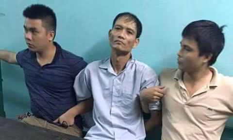 10. Lời khai rợn tóc gáy của nghi phạm gây ra vụ thám sát. Ngay sau khi bắt, tại Cơ quan Công an, Doãn Trung Dũng đã thừa nhận hành vi phạm tội của mình. Hắn khai: Đầu buổi tối 23/9, đến nhà chị Vũ Thị Thanh chơi đến tối muộn, thấy chị Thanh không có nhà, Dũng xin bà Nguyễn Thị Hát (mẹ đẻ chị Thanh) cho ngủ nhờ, bà Hát đồng ý. Tối hôm đó, trong lúc mọi người đi ngủ, Dũng đã lấy ma túy đá ra sử dụng, trong cơn "phê" ma túy hắn đã dùng dao sát hại cháu Phạm Đình Hưng tại giường trong phòng ngủ vì Dũng cho rằng Hưng có "thái độ không tốt" với đối tượng từ buổi tối. Phát hiện cháu Phạm Thu Hà, thấy động tỉnh dậy thì bị Dũng sát hại. Rồi hắn quay về chỗ chiếu nằm ngủ tiếp đến gần sáng, bà Hát cùng cháu Vũ Khánh Huyền tỉnh dậy, đi vệ sinh phát hiện xác cháu Hà dưới bếp mới tá hỏa định hô hoán thì bị Dũng dùng con tiện ở cầu thang sát hại. Sau khi gây án, kẻ sát nhân lục soát đồ đạc trong nhà nhưng không tìm được gì, hắn quay ra lấy đôi hoa tai cùng chiếc nhẫn 4 chỉ vàng của bà Hát rồi tẩu thoát...