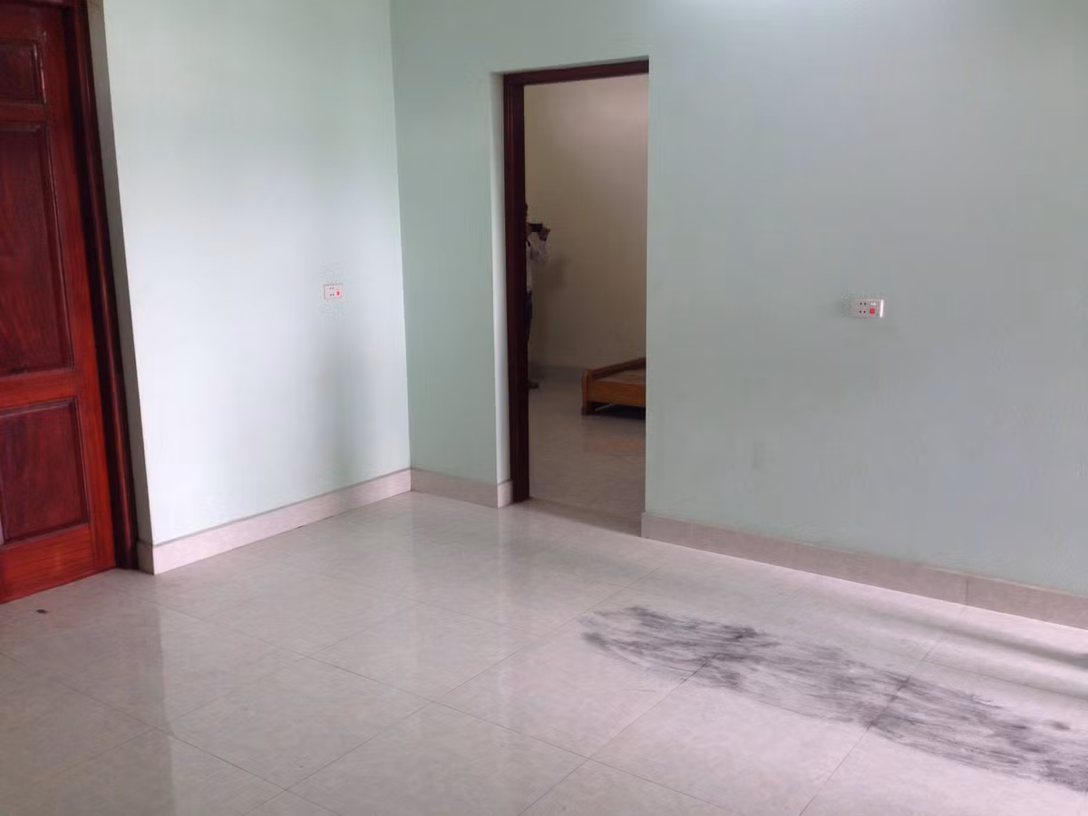 Trong khi bộ phận khám nghiệm thận trọng, tỷ mỉ thu lượm từng dấu vết tại hiện trường, các bộ phận nghiệp vụ của Công an Quảng Ninh, Công an TP Uông Bí và các địa phương lân cận như thành phố Hạ Long, thị xã Quảng Yên, thị xã Đông Triều (Quảng Ninh) và huyện Thủy Nguyên, TP Hải Phòng tập trung rà soát, gọi hỏi tất cả các đối tượng hình sự, ma túy, đối tượng cộm cán ở Uông Bí, các mối quan hệ với nạn nhân và gia đình nạn nhân, đồng thời kiểm tra tất cả các cơ sở kinh doanh có điều kiện, cơ sở lưu trú, nhà trọ.