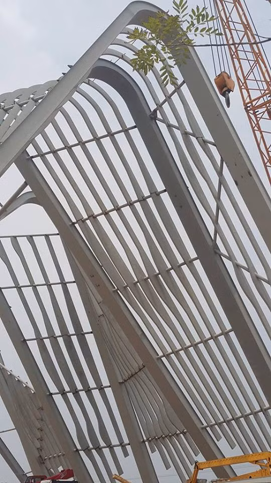 Để dựng những cột thép nặng đến gần trăm tấn, đơn vị thi công đã sử dụng đến 5 chiếc siêu cần cẩu. Chiếc cẩu lớn nhất 800 tấn, 2 chiếc loại 450 tấn, 1 cẩu dự phòng 450 tấn và 1 cẩu bánh xích 50 tấn. Dùng cẩu nâng hạ, làm giá đỡ, thi công nhanh, an toàn, giảm được 400 tấn sắt thép dựng giàn giáo, tiết kiệm chi phí được 20 tỷ đồng. 
