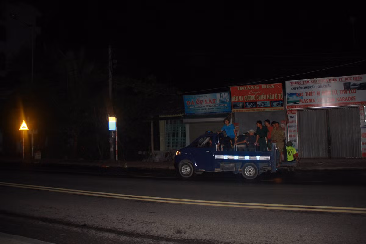 Thông tin mới nhất liên quan vụ thảm sát ở Quảng Ninh, ngay trong đêm 25/9, hàng trăm chiến sĩ cảnh sát được huy động để rà soát các khu vực tình nghi đối tượng Doãn Trung Dũng (sinh năm 1971, trú tại tổ 07, khu 01, phường Trưng Vương, thành phố Uông Bí, tỉnh Quảng Ninh) – nghi phạm gây ra vụ thảm sát ở Quảng Ninh đang lẩn trốn.