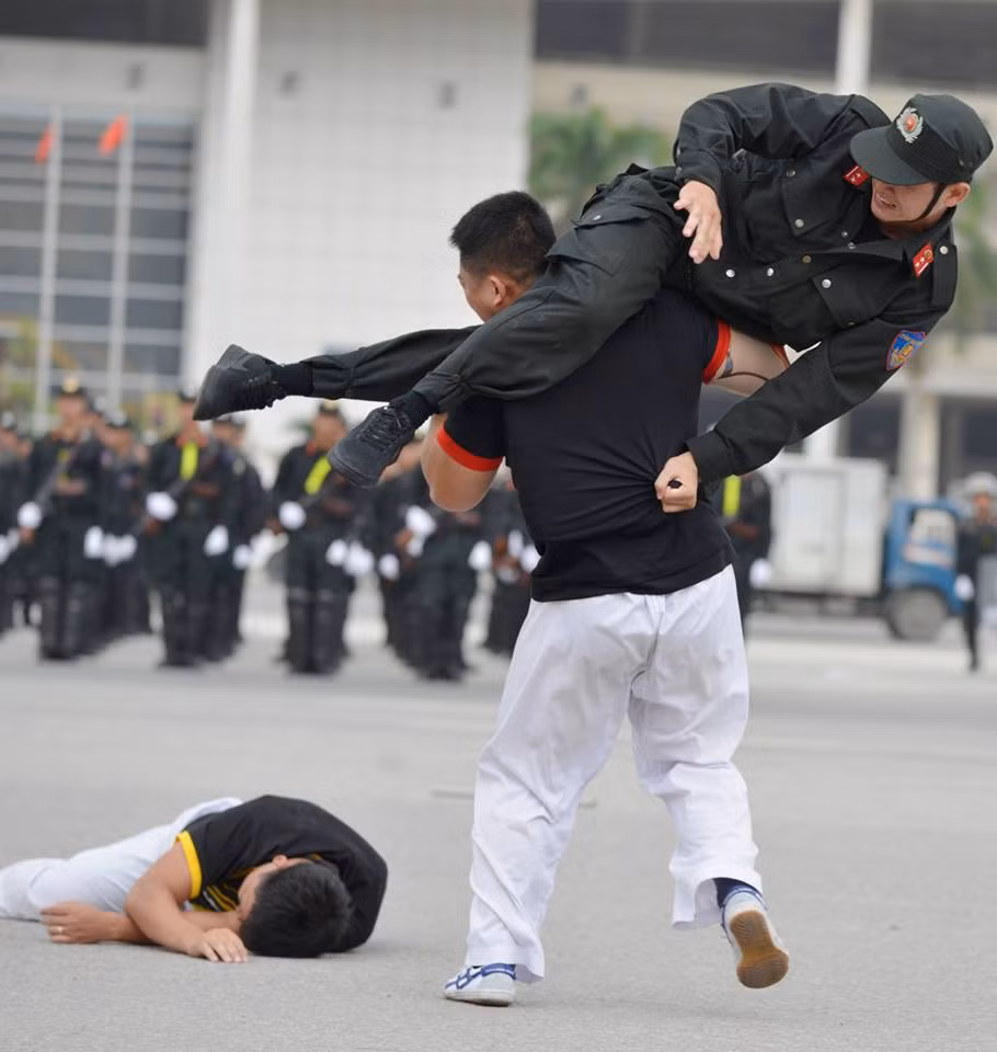 Hình ảnh biểu diễn võ thuật của chiến sỹ CSCĐ.