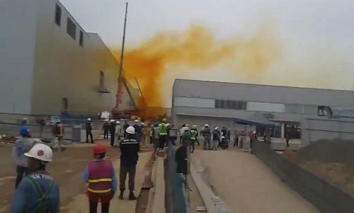 Cùng với những vụ trộm cắp tài sản, nhà máy Samsung Thái Nguyên còn khiến dư luận hoang mang với vụ rò rỉ khí. Theo Báo Điện tử Pháp luật Việt Nam, vụ việc này xảy ra vào ngày 9/4/2015. Khi đang làm việc, một vài công nhân phát hiện luồng khí vàng bốc lên từ xưởng Metal, sau đó khói bốc lửa làm công nhân hoảng sợ bỏ chạy. Liên quan đến sự việc này, thông tin phía Samsung cho biết, trong khi xe thu gom chất thải đang tiến hành thu gom axit nitric (HNO3), thì phát hiện ra việc phát sinh khí màu nâu đỏ từ cửa xả của xe thu gom. Ngay sau khi phát hiện sự cố, đội xử lý hóa chất của nhà máy đã nhanh chóng đến hiện trường để xử lý, đồng thời tiến hành khẩn cấp các biện pháp phòng cháy. Sự cố được khắc phục sau đó nhưng dư luận vẫn hoang mang cho người lao động.