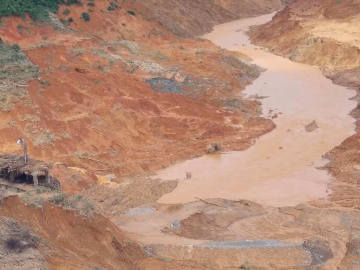 Sự cố đã khiến hai bên bờ đập bị hư hỏng nặng. (ảnh H.T)