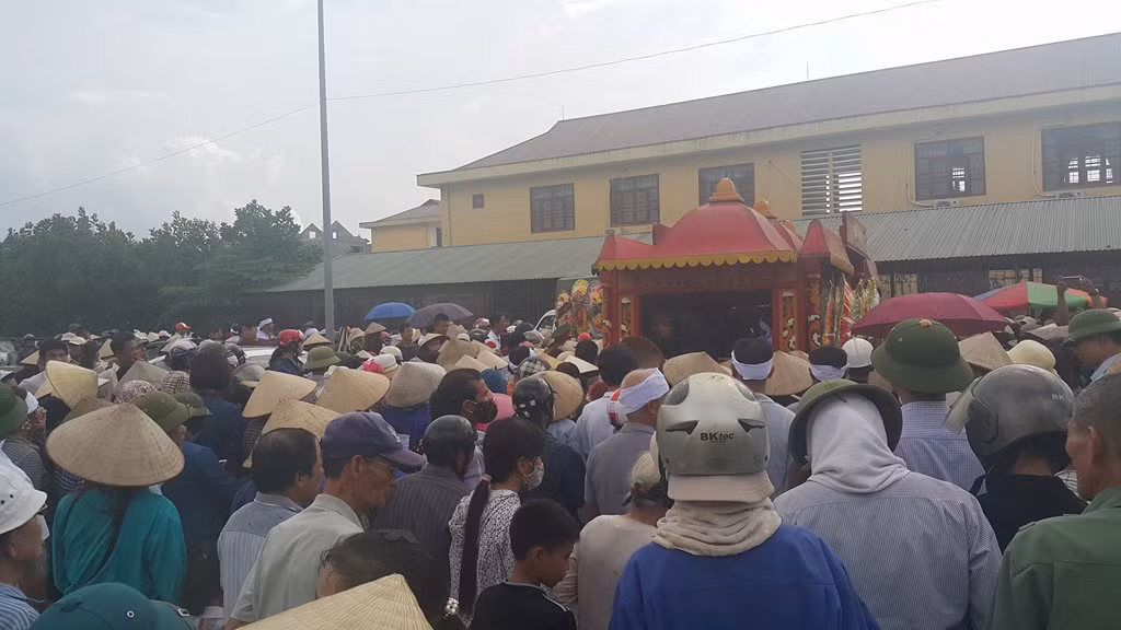 Hàng nghìn người thân, bà con hàng xóm, đại diện các ban ngành, đoàn thể và cả những người không họ hàng thân thích nhưng do xót thương các nạn nhân vụ thảm án đã đến đưa tiễn các nạn nhân về nơi an nghỉ cuối cùng.